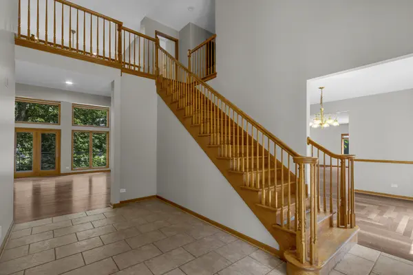 2 Echowood DR, Algonquin, IL 60102
