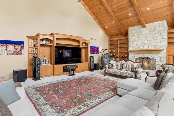 29W280 HARTMAN DR, Naperville, IL 60564