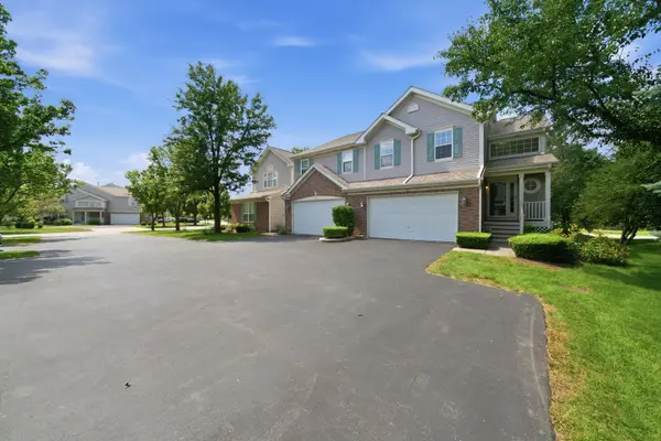 24 Stonegate LN, Streamwood, IL 60107