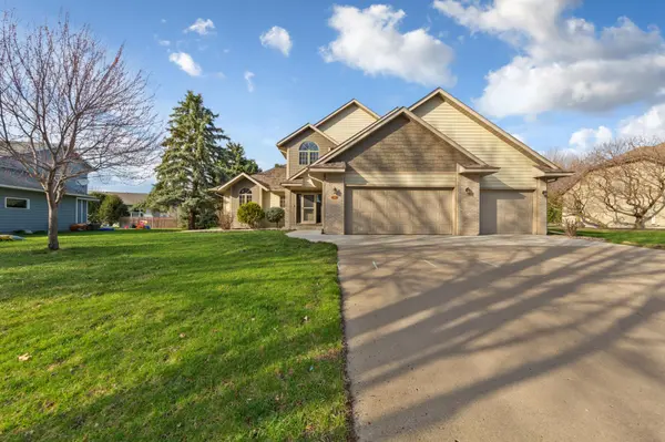 1526 Castle DR, North Mankato, MN 56003