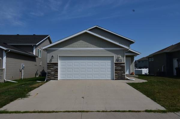 6105 61 AVE S, Fargo, ND 58104