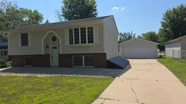 1004 21st ST SE, Rochester, MN 55904