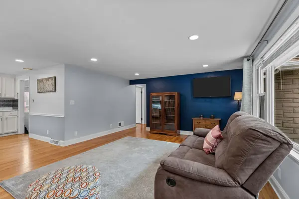 1906 S MEMORIAL DR, Appleton, WI 54915-1223