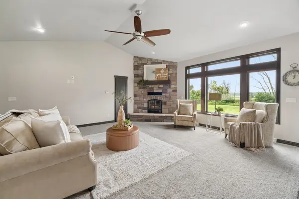 W5975 AUTUMN HILLS Pkwy, Appleton, WI 54913