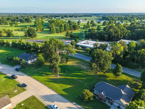 6 EASTLAND CT, Carlinville, IL 62626