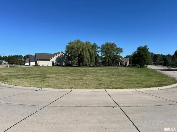6 EASTLAND CT, Carlinville, IL 62626