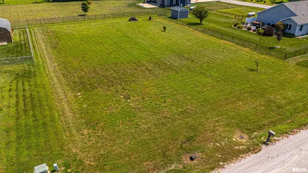 1842 Castle Pines PL, Lincoln, IL 62656