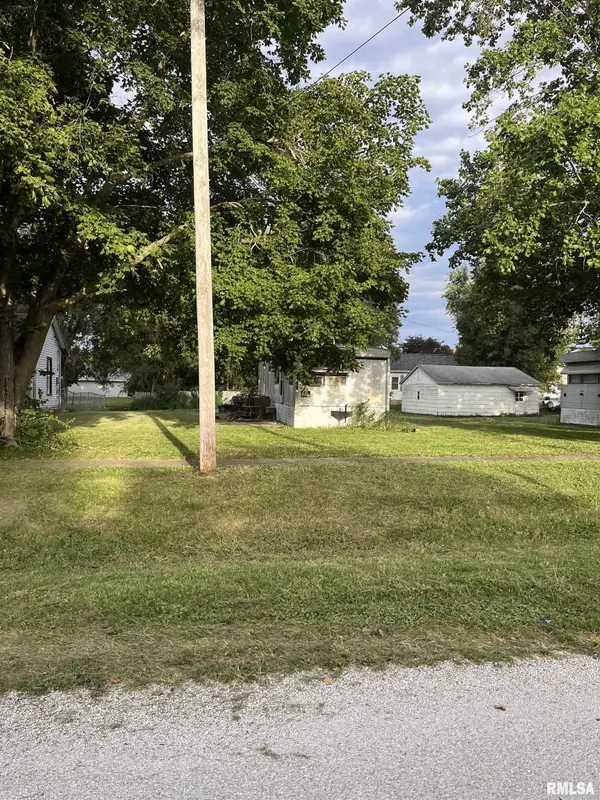 305 N CHAMBERLAIN ST, Roseville, IL 61473