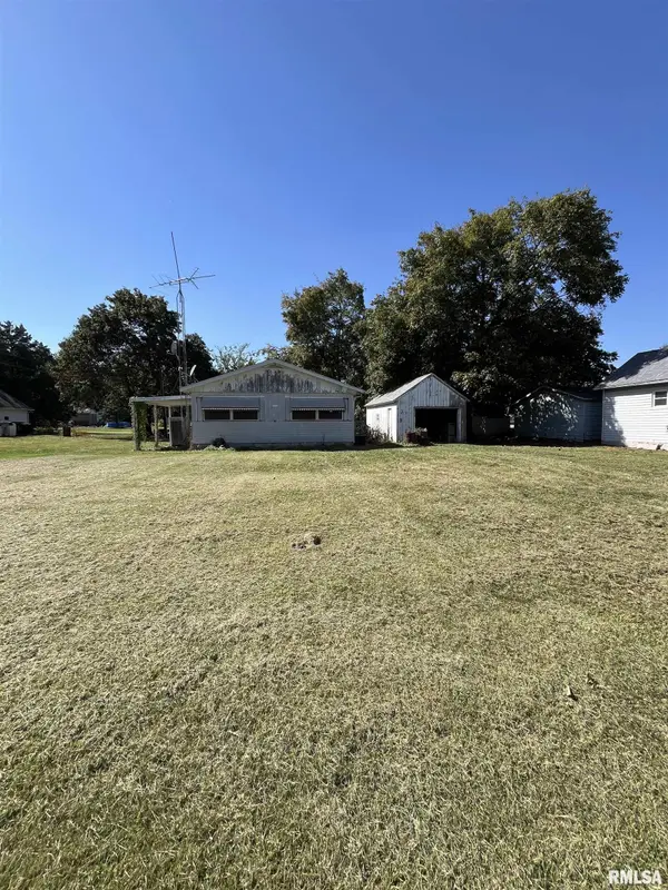 230 S MAIN ST, Roseville, IL 61473