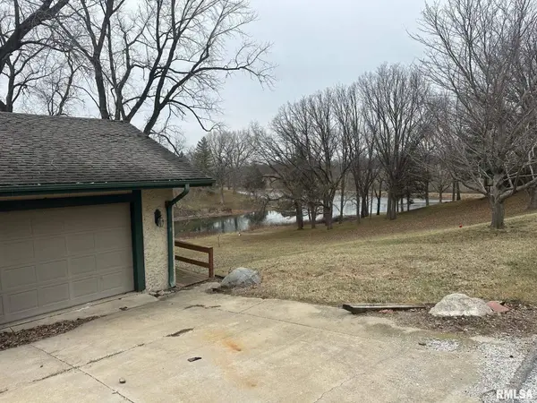 17 Springwater DR, Jacksonville, IL 62650