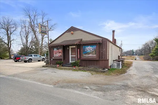 104 W Taylorville RD, Taylorville, IL 62568