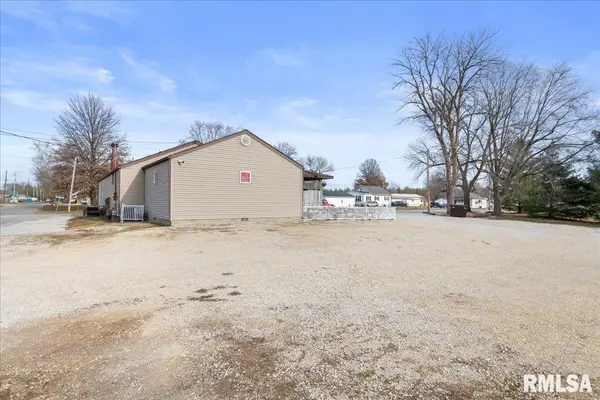 104 W Taylorville RD, Taylorville, IL 62568