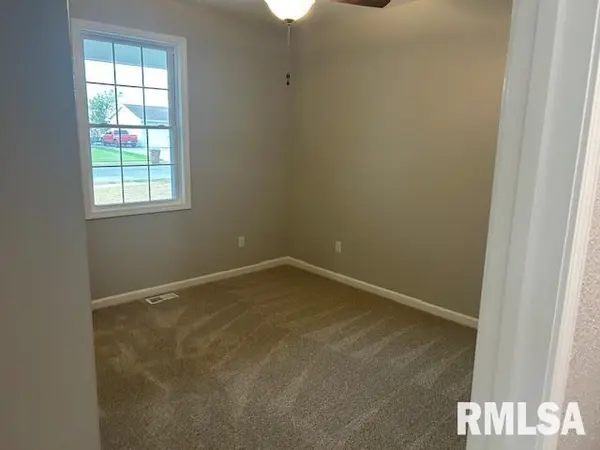 910 E Heights AVE, Taylorville, IL 62568