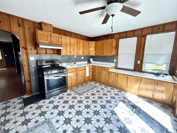 404 SOUTH ST, Morrisonville, IL 62546