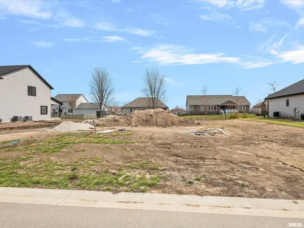 416 Manor Hill DR, Chatham, IL 62629