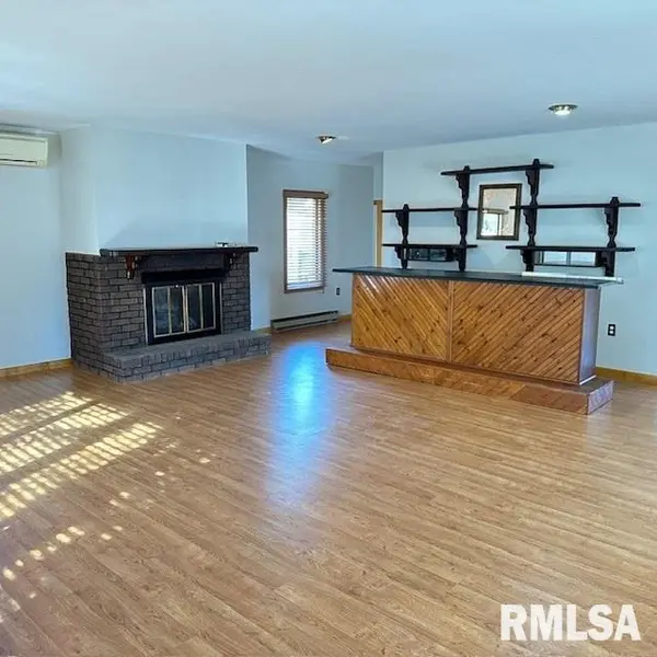 705 N SILVER ST, Taylorville, IL 62568