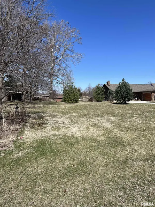 68 ALMOND LN, Petersburg, IL 62675