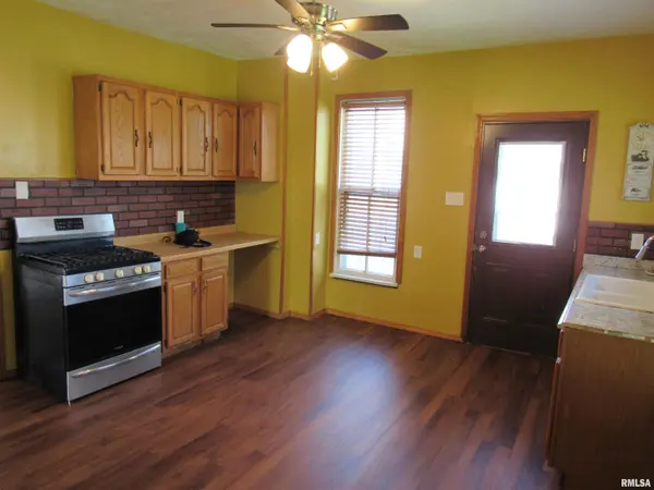 214 N CHURCH ST, Jacksonville, IL 62650