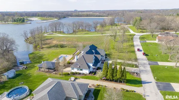 2407 EASTWOOD DR, Taylorville, IL 62568