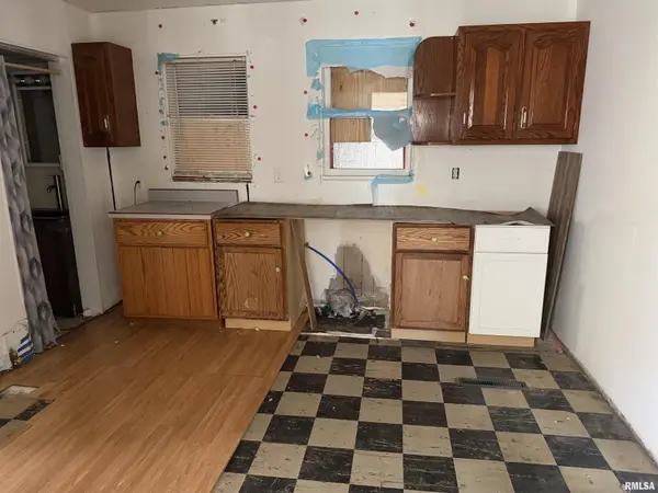 208 E Ebony ST, Thayer, IL 62615