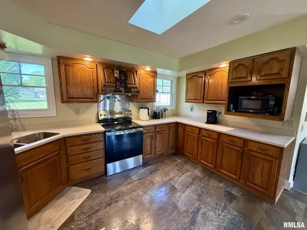 27 CIRCLE DR, Springfield, IL 62703