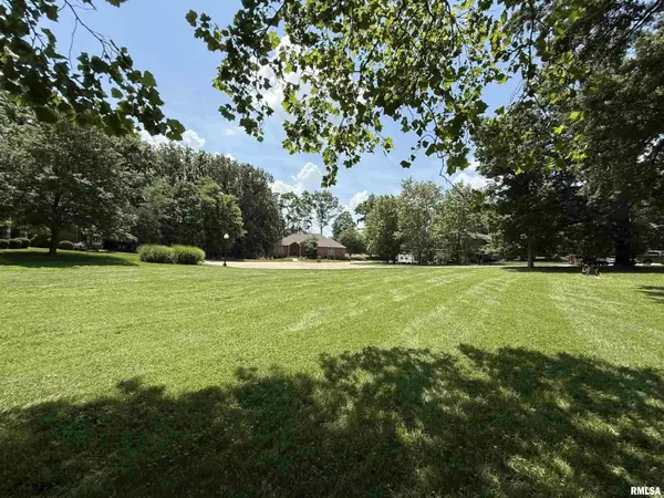17 Country Club Meadows CT, Decatur, IL 62561