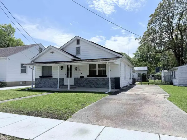 704 E ELM ST, Taylorville, IL 62568