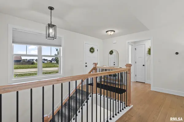 404 Hawks Nest DR, Chatham, IL 62629