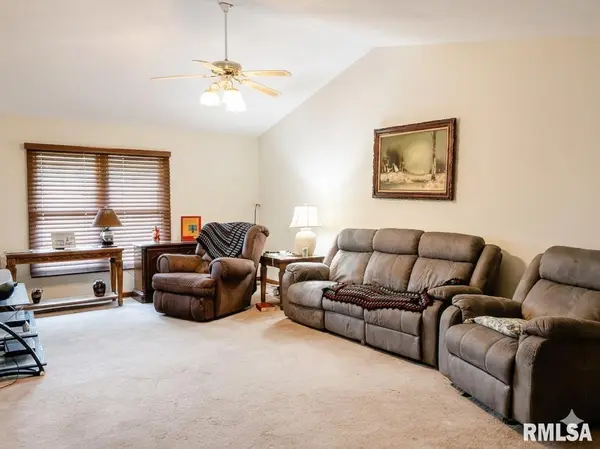 3829 LAKE DR, Taylorville, IL 62568