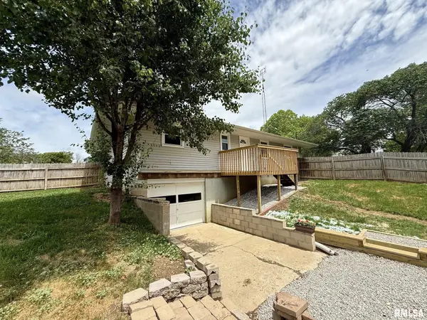 802 W MONROE ST, Petersburg, IL 62675