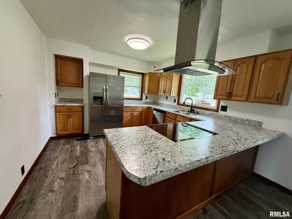 802 W MONROE ST, Petersburg, IL 62675