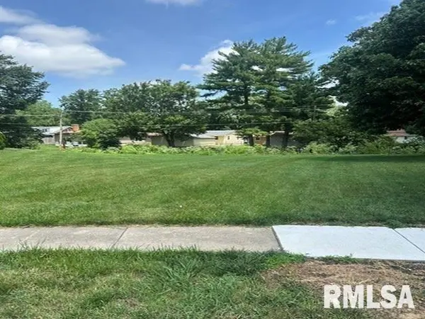 2600 Montega DR, Springfield, IL 62704