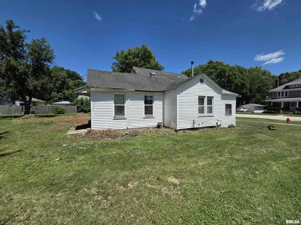 201 N DEPOT ST, Altona, IL 61414