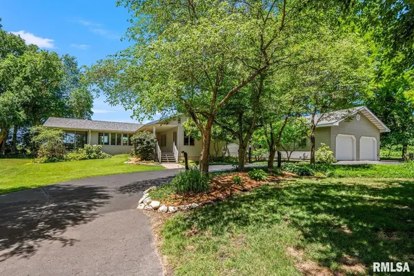1529 Nursery LN, Jacksonville, IL 62650