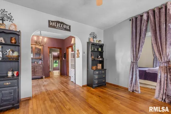 105 S 1ST ST, Oakford, IL 62673
