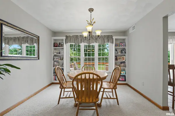 213 WOODLAWN RD, Lincoln, IL 62656