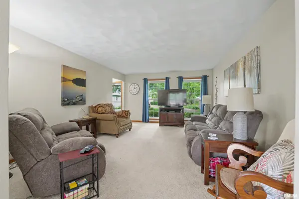 213 WOODLAWN RD, Lincoln, IL 62656