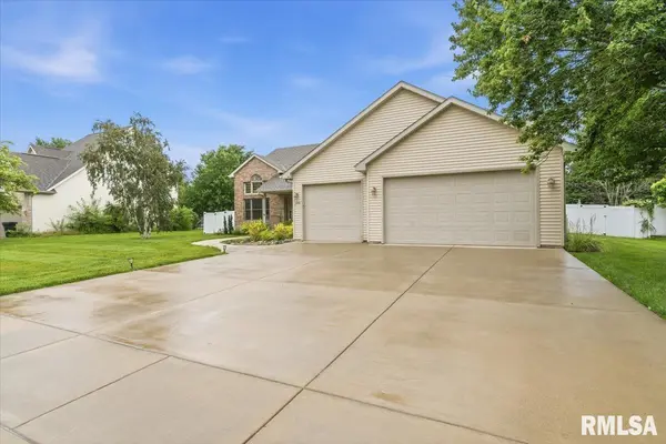 228 Manor Hill DR, Chatham, IL 62629