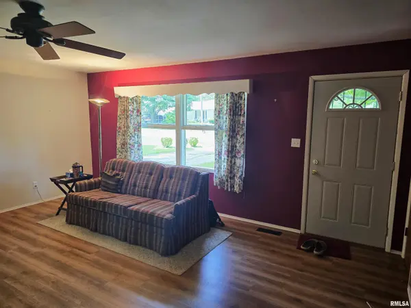 307 E CENTER ST, Oakford, IL 62673