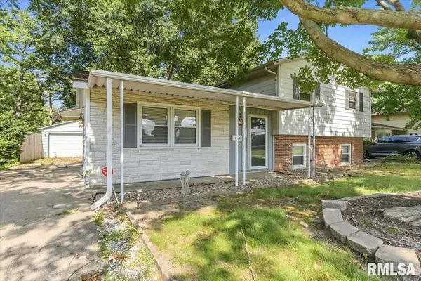 101 Adloff LN, Springfield, IL 62703