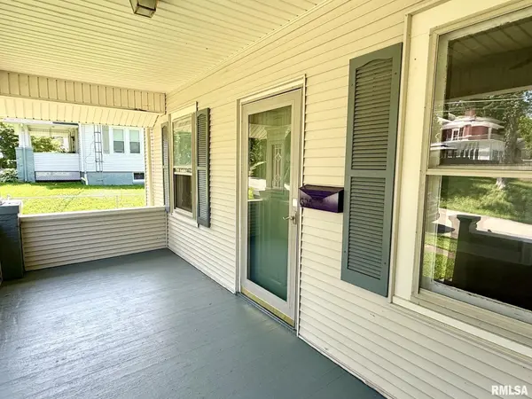 320 W MADISON ST, Petersburg, IL 62675