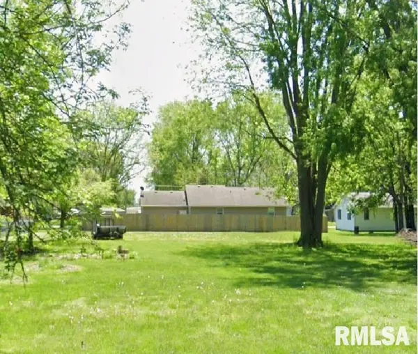 823 W MADISON ST, Girard, IL 62640