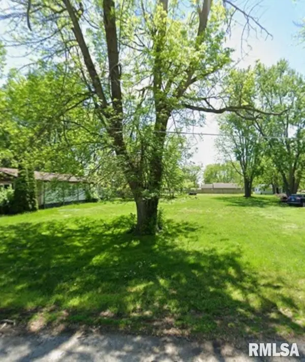 823 W MADISON ST, Girard, IL 62640