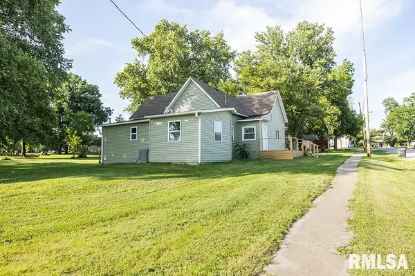 221 E BROADWAY ST, Louisville, IL 62858