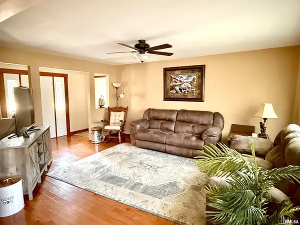 1202 6TH ST, Pawnee, IL 62558