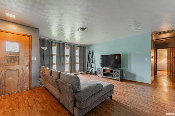 27 TULIP DR, Lincoln, IL 62656
