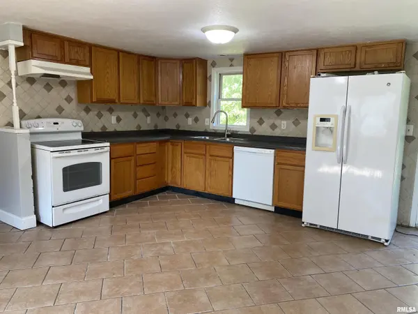 315 E HICKORY ST, Thayer, IL 62689