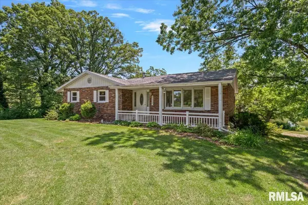 3508 E LAKESHORE DR, Taylorville, IL 62568