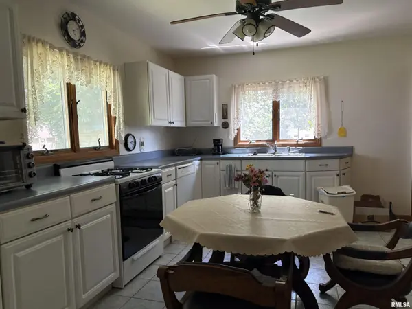 1216 W England ST, Taylorville, IL 62568