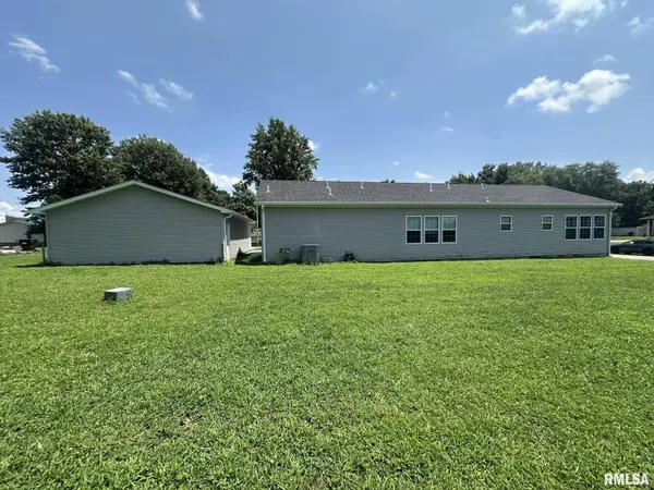 150 Annie LN, Tovey, IL 62570